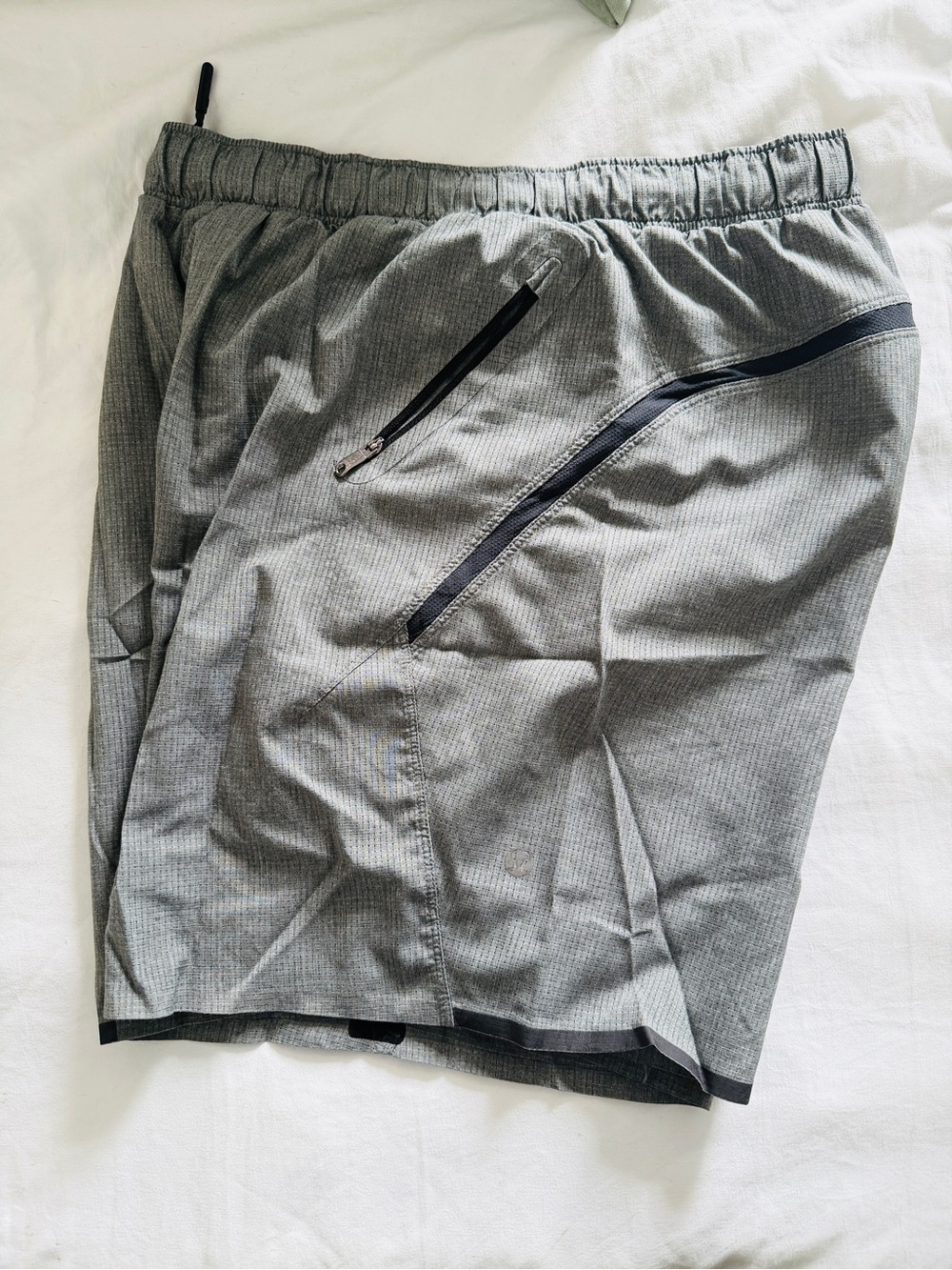 lululemon athletica Men's Light Gray Athletic Jogger Shorts - Picture 4 of 5